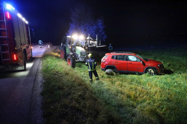 	Auto bei nächtlichem Verkehrsunfall in Steinhaus von Straße abgekommen