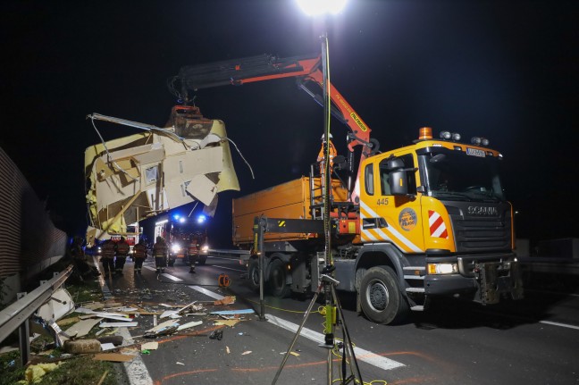 	Wohnwagenanhänger mit Sammelstücken bei Unfall auf Welser Autobahn bei Pucking regelrecht zerfetzt