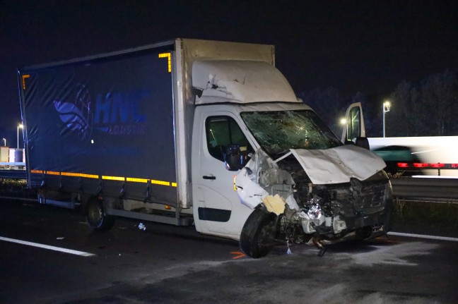 	Wohnwagenanhänger mit Sammelstücken bei Unfall auf Welser Autobahn bei Pucking regelrecht zerfetzt