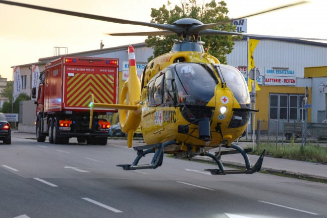 	Notarzthubschrauber und Feuerwehr nach schwerem Verkehrsunfall in Wels-Pernau im Einsatz