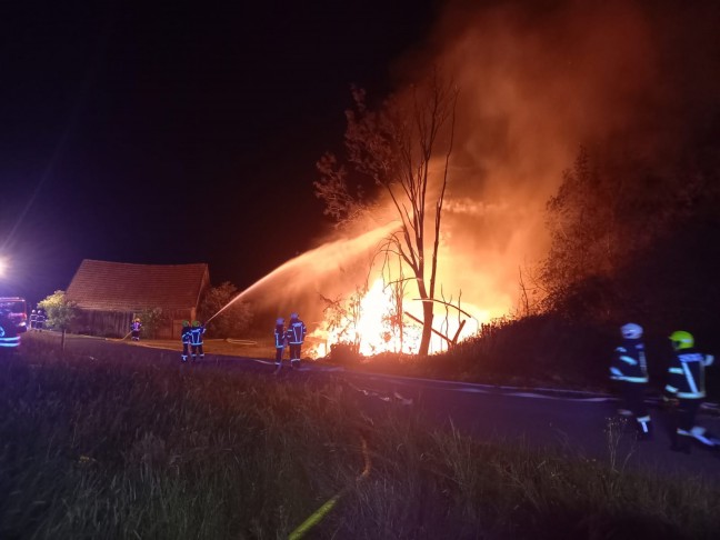 	Zehn Feuerwehren bei Brand eines Wirtschaftsgebäudes in Kopfing im Innkreis im Einsatz