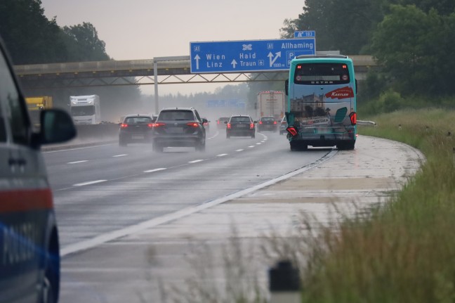 	Unfall zwischen Reisebus und PKW auf Westautobahn bei Eggendorf im Traunkreis fordert zwei Verletzte