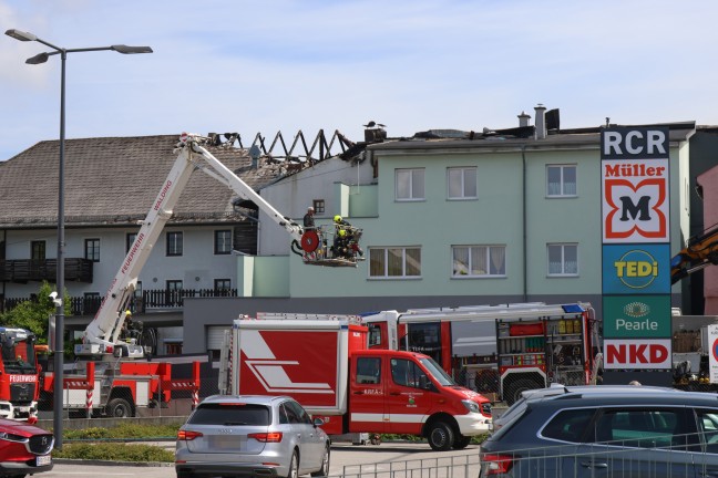	Ein Todesopfer und 14 Verletzte bei Großbrand eines Gebäudes im Zentrum von Rohrbach-Berg