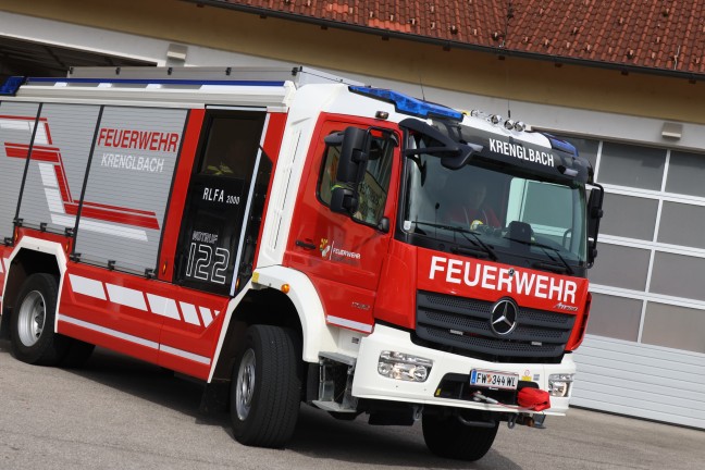 	Aufräumarbeiten nach Kollision zweier Fahrzeuge in Krenglbach