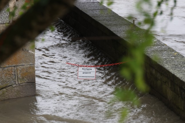 	Steigende Pegel: Hochwasserschutz am Inn in Schärding aufgebaut