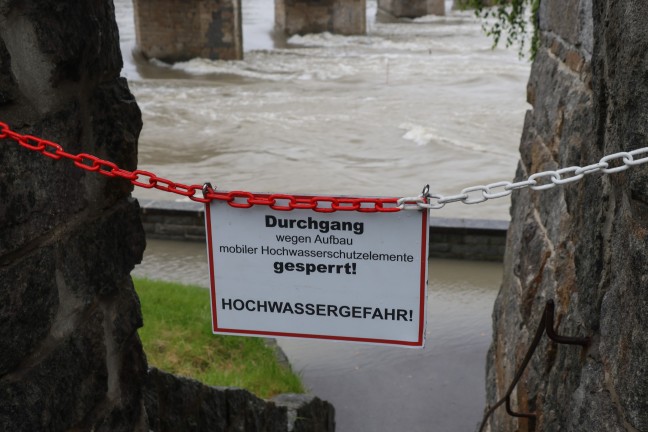 	Steigende Pegel: Hochwasserschutz am Inn in Schärding aufgebaut