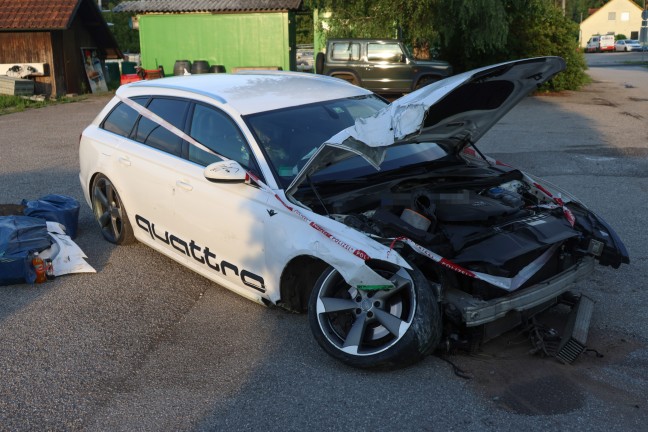 	Lichtzeichenanlage gerammt: Auto auf Bahnübergang der Wallerner Straße in Scharten verunfallt