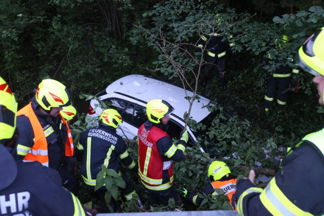 	Auto bei Verkehrsunfall in Hofkirchen an der Trattnach in die Trattnach gestürzt