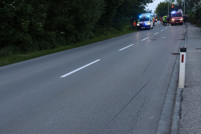 	Auto bei Verkehrsunfall in Hofkirchen an der Trattnach in die Trattnach gestürzt