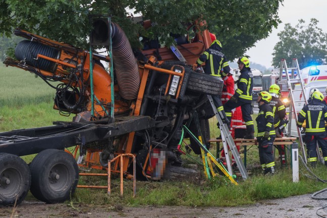 	LKW für Mäharbeiten bei schwerem Unfall in Wallern an der Trattnach regelrecht um Baum gewickelt