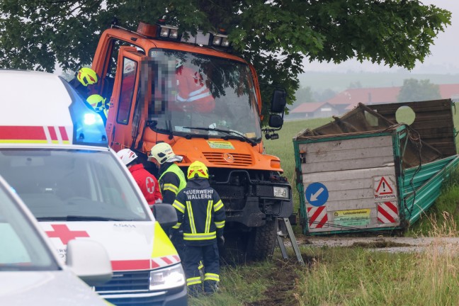 	LKW für Mäharbeiten bei schwerem Unfall in Wallern an der Trattnach regelrecht um Baum gewickelt