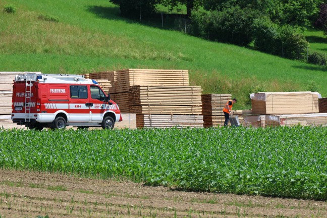 	Hydrauliköl: Längere Ölspur beschäftigte Einsatzkräfte der Feuerwehr in Thalheim bei Wels