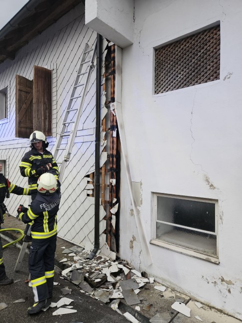 	Fassadenbrand an einem Bauernhof in Kematen am Innbach noch rechtzeitig entdeckt