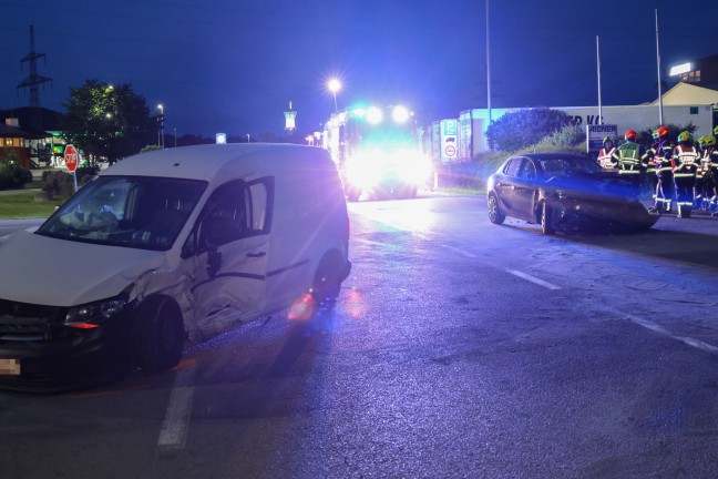 	Eine Verletzte bei Crash zwischen Kleintransporter und PKW auf Rieder Straße in Haag am Hausruck