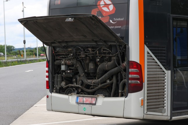 	Gemeldeter Brand eines Linienbusses auf Welser Autobahn bei Pucking sorgte für Einsatz der Feuerwehr