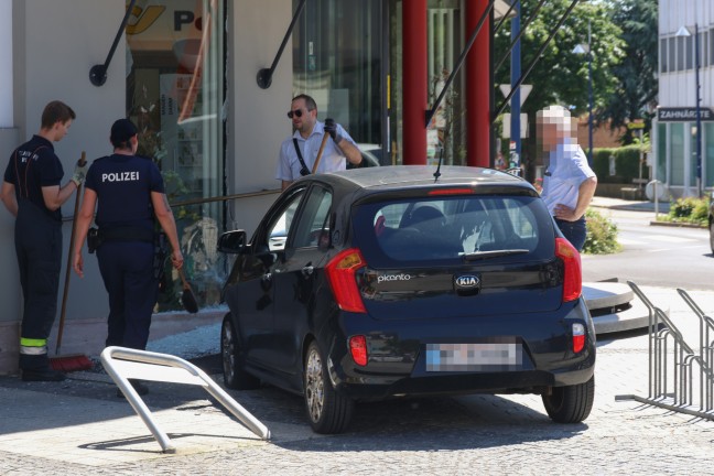 	Ältere Autolenkerin kracht mit PKW in Glasfassade einer Apotheke in Wels-Neustadt
