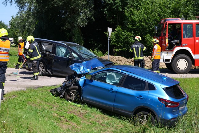 	Drei Verletzte bei schwerem Crash mit vier Autos auf Rieder Straße bei Hofkirchen an der Trattnach