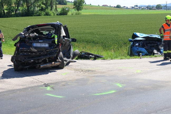 	Drei Verletzte bei schwerem Crash mit vier Autos auf Rieder Straße bei Hofkirchen an der Trattnach