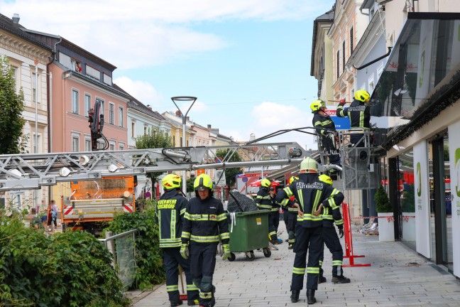 	Schreckmoment in Kirchdorf an der Krems: Maibaum stürzte beim Umschneiden auf Gebäudefassade