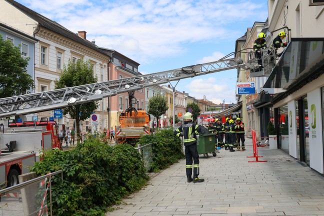 	Schreckmoment in Kirchdorf an der Krems: Maibaum stürzte beim Umschneiden auf Gebäudefassade