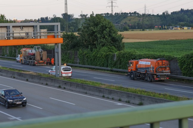 	Totalsperre der Westautobahn nach Unfall mit drei PKW und einem LKW bei St. Florian