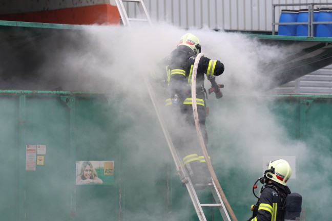 	Brand eines Containers mit Elektroabfällen bei Abfallverwertungsunternehmen in Wels-Pernau