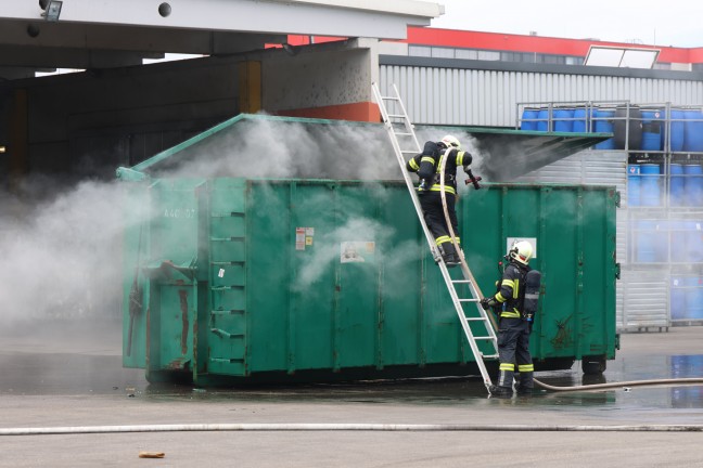 	Brand eines Containers mit Elektroabfällen bei Abfallverwertungsunternehmen in Wels-Pernau