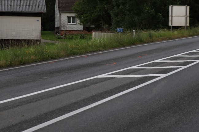 	Aufräumarbeiten nach Verkehrsunfall auf Innviertler Straße in Krenglbach