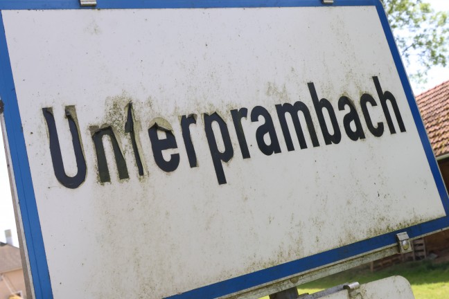 	Schwerer Arbeitsunfall: Mann bei Arbeiten in Prambachkirchen durch Dach gebrochen und abgestürzt