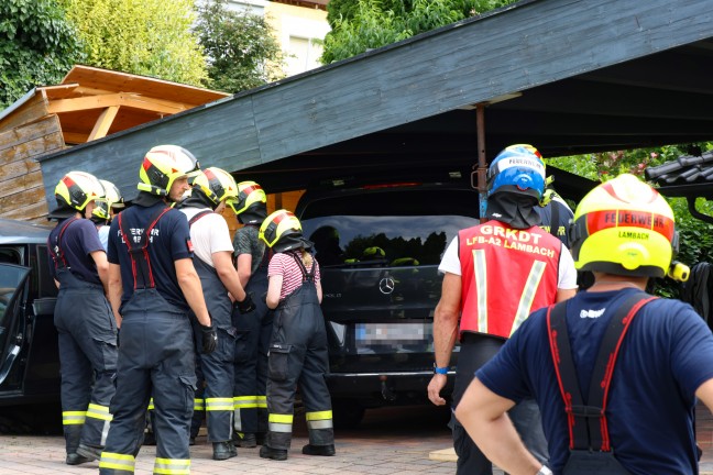 	Carport eingestürzt: Missgeschick beim Ausparken aus Hauseinfahrt in Lambach