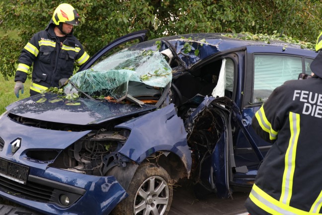 	Auto bei Verkehrsunfall in Dietach mit Fahrerseite gegen Obstbaum geprallt