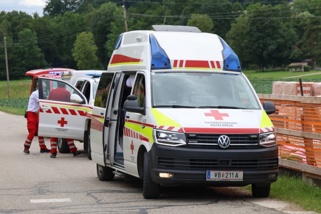 	Personenrettung: Patient auf Baustelle in Pitzenberg durch Einsatzkräfte vom Dach gerettet