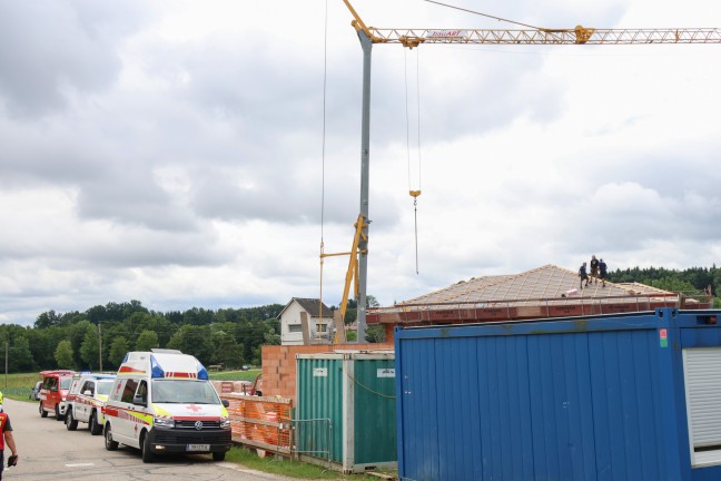 	Personenrettung: Patient auf Baustelle in Pitzenberg durch Einsatzkräfte vom Dach gerettet