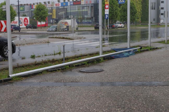 	Fahnenmast in leicht schräger Lage sorgte für Einsatz der Feuerwehr in Wels-Waidhausen