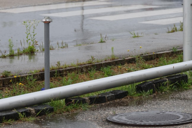 	Fahnenmast in leicht schräger Lage sorgte für Einsatz der Feuerwehr in Wels-Waidhausen