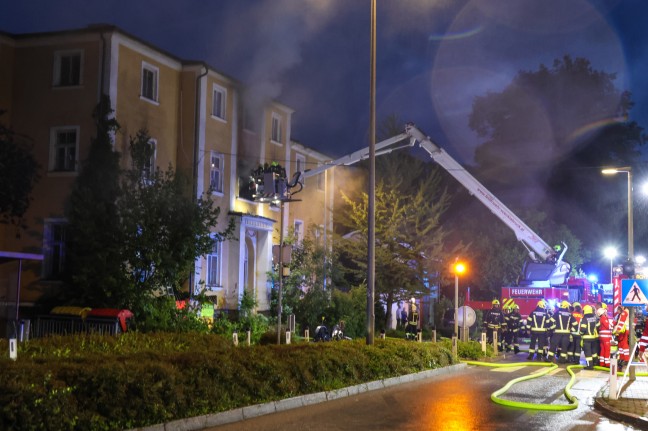 	Großeinsatz in Vöcklabruck: Gebäude der ehemaligen Landesmusikschule in Flammen
