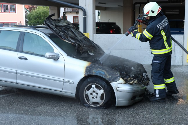 	Schrfling am Attersee: Brand eines PKW in einer Tiefgarage eines Mehrparteienwohnhauses