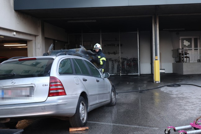 	Schrfling am Attersee: Brand eines PKW in einer Tiefgarage eines Mehrparteienwohnhauses