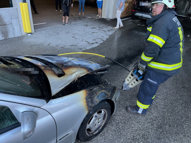 	Schrfling am Attersee: Brand eines PKW in einer Tiefgarage eines Mehrparteienwohnhauses