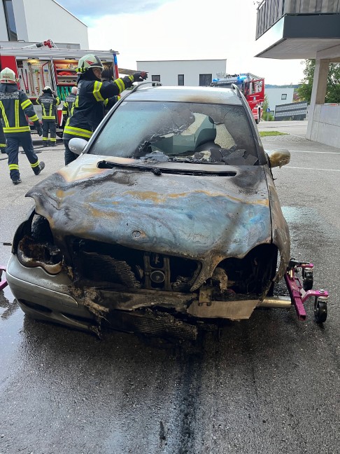 	Schrfling am Attersee: Brand eines PKW in einer Tiefgarage eines Mehrparteienwohnhauses