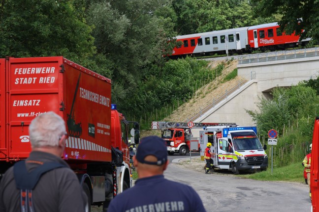 	Personenrettung: Person in Ried im Innkreis offenbar von Regionalzug der Innkreisbahn erfasst