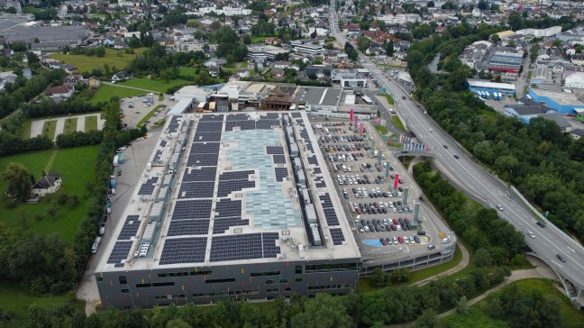 	Vöcklabruck: Ersthelfer löschen erfolgreich beginnenden PKW-Brand im Parkhaus eines Einkaufszentrums