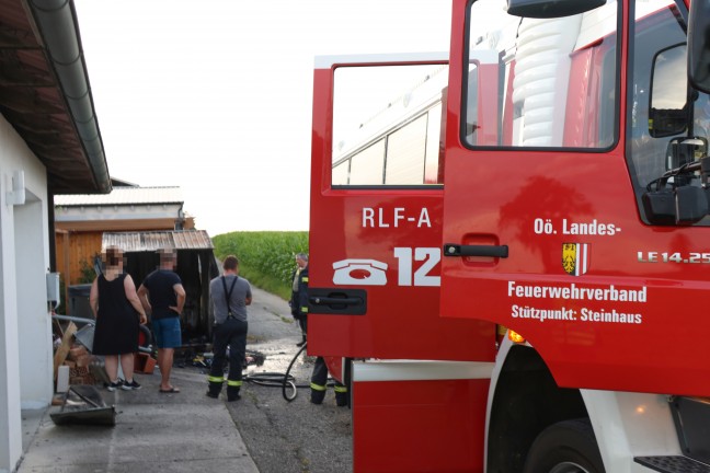 	Brand eines Gerätehauses bei einem Wohnhaus in Steinhaus schnell gelöscht