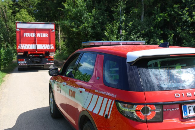 	Bergeeinsatz: Traktor samt Anhänger bei Schleißheim von Straße abgekommen