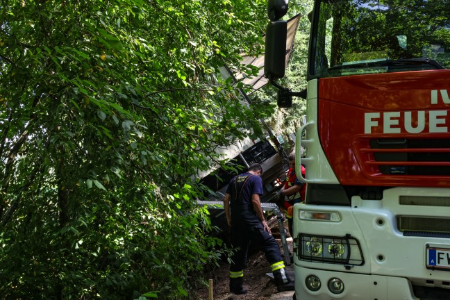 	Bergeeinsatz: Traktor samt Anhänger bei Schleißheim von Straße abgekommen