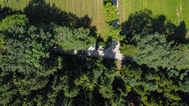 	Bergeeinsatz: Traktor samt Anhänger bei Schleißheim von Straße abgekommen