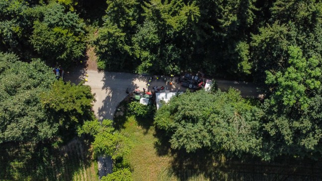 	Bergeeinsatz: Traktor samt Anhänger bei Schleißheim von Straße abgekommen