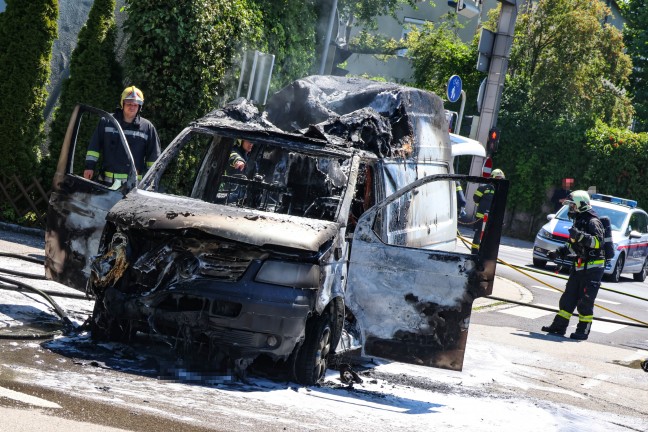 	Campingbus in Vollbrand: Feuerwehr bei Brand in Wels-Pernau im Einsatz