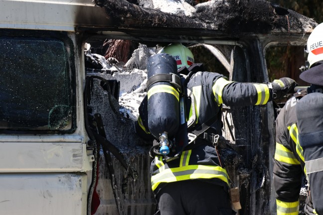 	Campingbus in Vollbrand: Feuerwehr bei Brand in Wels-Pernau im Einsatz