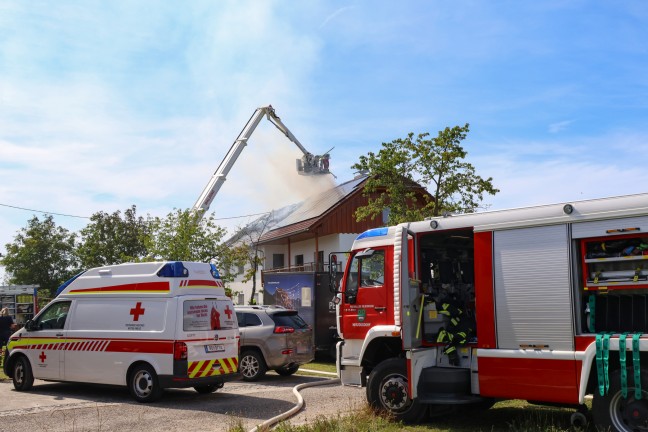 	Elf Feuerwehren bei Dachstuhlbrand auf einem Bauernhof in St. Martin im Mühlkreis im Einsatz